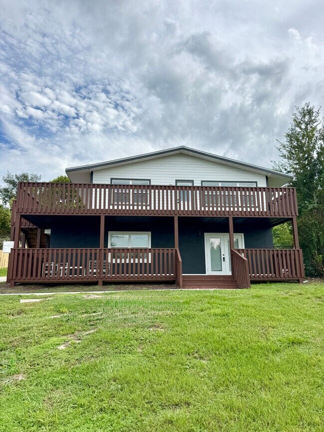 Building Photo - Downtown Clermont - Beautifully Renovated 2-Bed/1-Bath Upstairs Unit with Stunning Lake Minneola ...