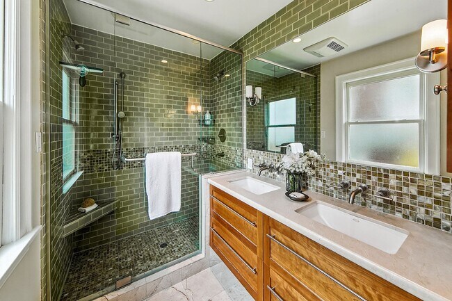 Building Photo - Capitol Hill View Home