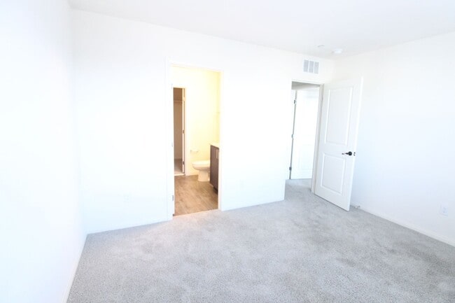 Building Photo - THREE BEDROOMS ALL WITH PRIVATE BATHROOMS