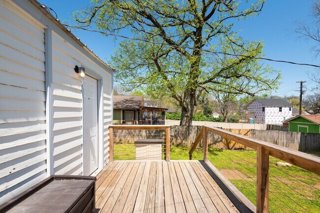 Building Photo - Located in the heart of Cleveland Park, this charming home has it all!