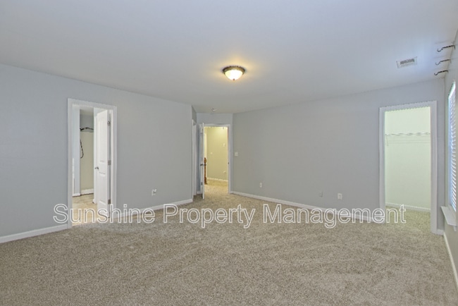 Building Photo - 2823 Lens Ave