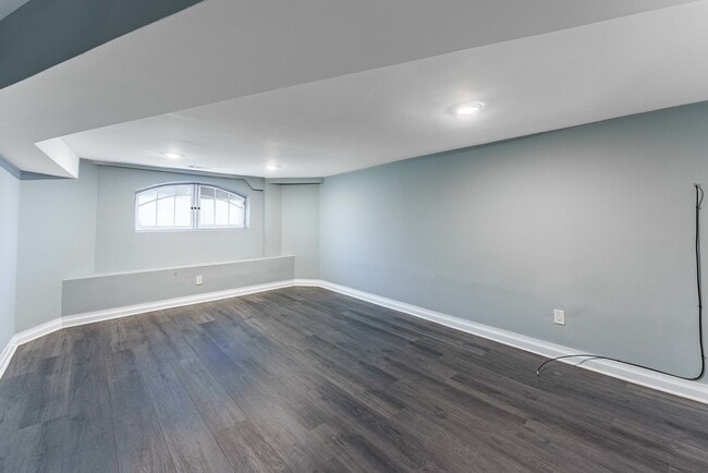 Building Photo - 1121 N Leclaire Ave