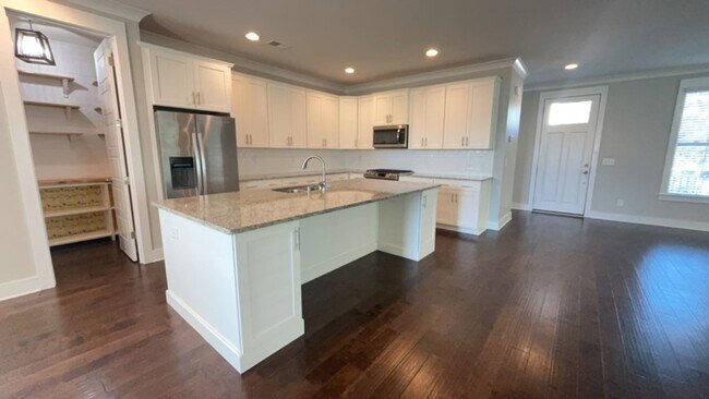 Building Photo - Beautiful Home in Summers Corner