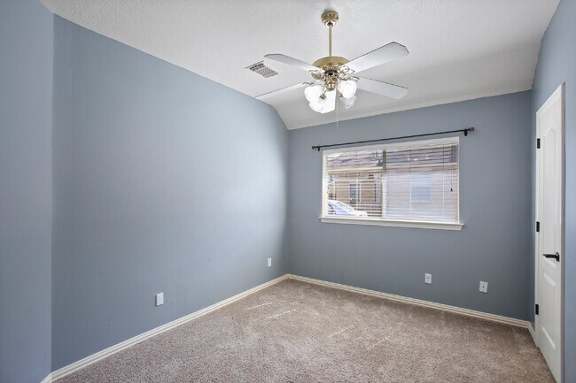 Building Photo - Gorgeous 4/2 Home in the Villages of Edgewater Estates with Soaring Ceilings and 2 Flex Rooms!