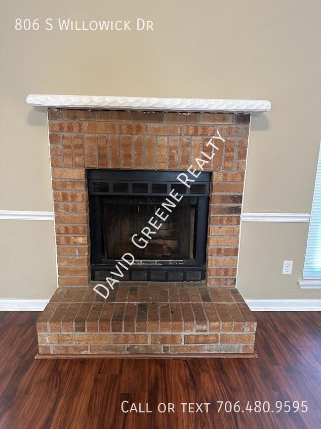 Building Photo - 806 S Willowick Dr