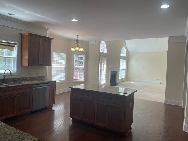 Building Photo - Outstanding Five Bedroom Three Full Bathro...