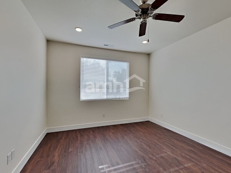 Building Photo - 9444 W Shumard St