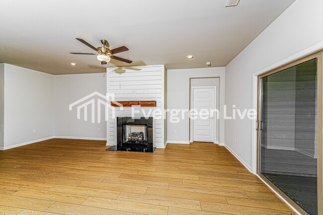 Building Photo - 301 Pond Spg Dr