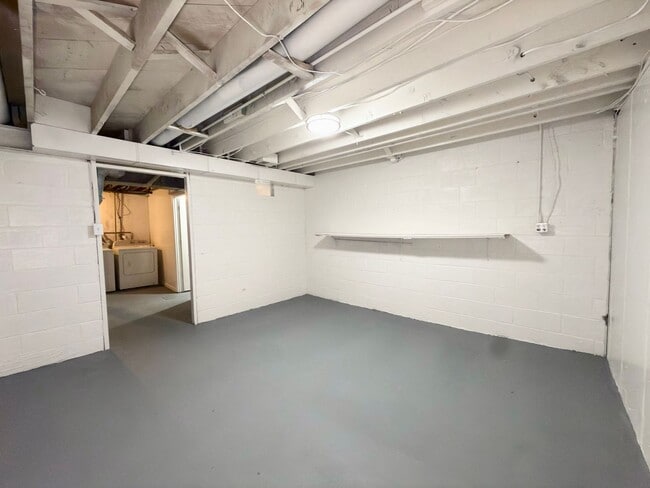 Building Photo - Newly Renovated Move-In Ready 3 Bed, 3 Bath Home!