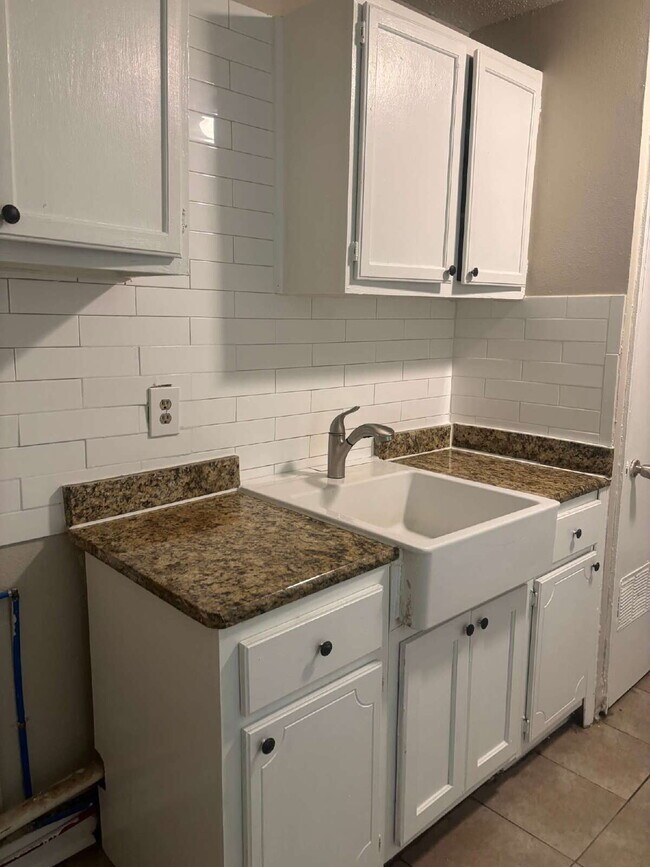 Building Photo - Charming 3 Bed/1 Bath Available Now