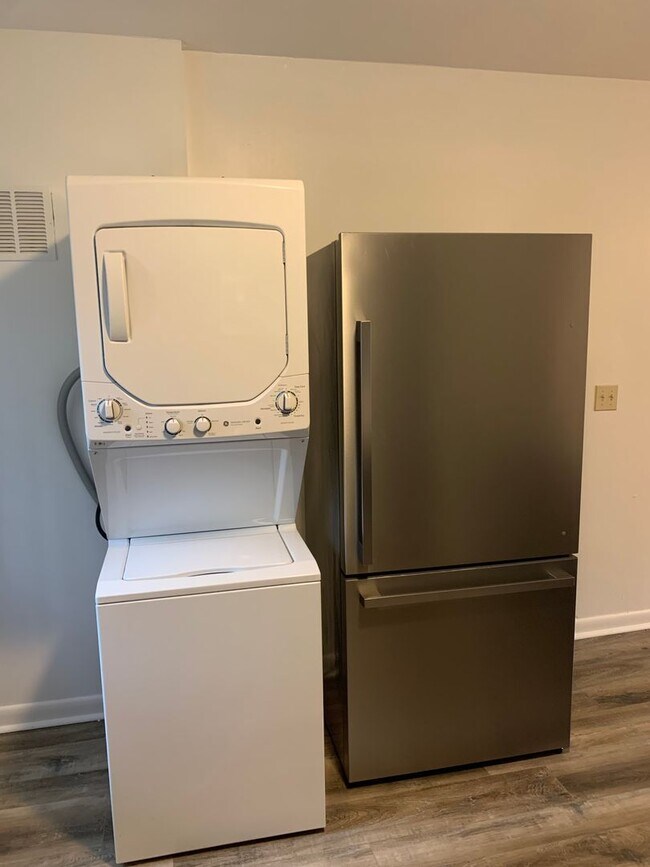 Building Photo - Renovated 2/1 on Cone Street