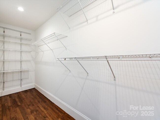 Building Photo - 3109 Forest Lawn Dr