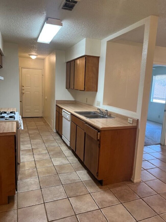 Building Photo - 932