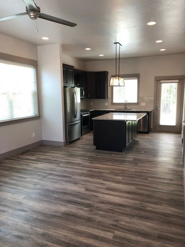 Building Photo - Beautiful Well Lit Four Corners Condo