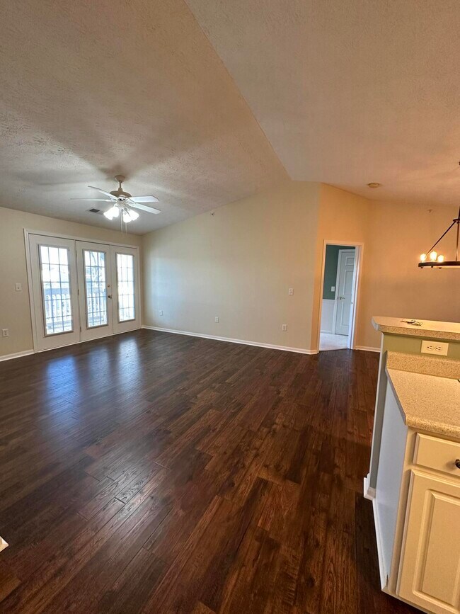 Building Photo - 600 Vincent Way