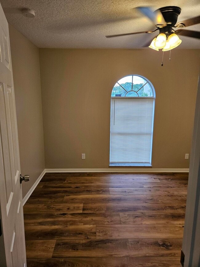 Building Photo - 5411 NW Arrowhead Terrace