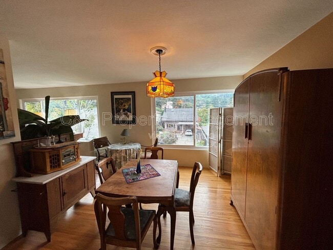 Building Photo - 8 Alvina Ave