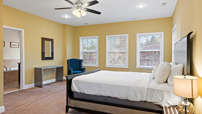 Building Photo - 800 S Washington St