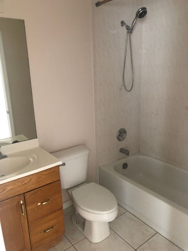 Building Photo - East of U.S.One 4 bedroom 3 bath