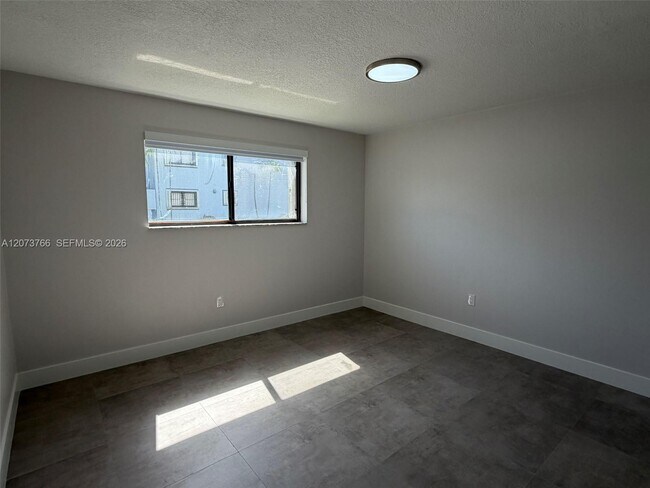 Building Photo - 1360 W 41st St