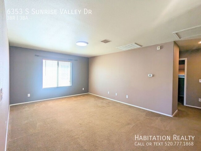 Building Photo - Deluxe Two-Story 3 Bedroom, 3 Bathroom Hom...