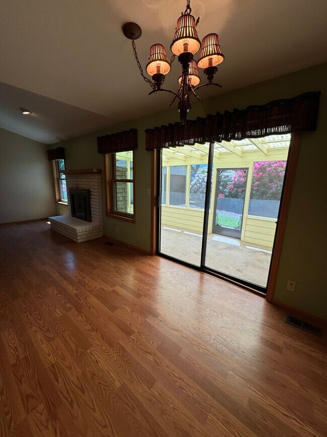 Building Photo - Beautifully landscaped 3 bed/2 bath home in Springfield