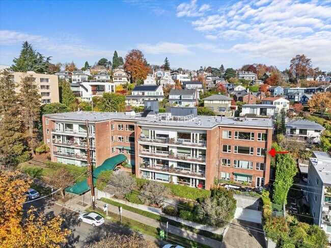 Building Photo - Walk to all that Downtown Queen Anne Offers!