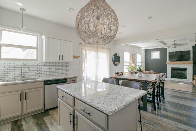 Building Photo - 307 Lugano Ln