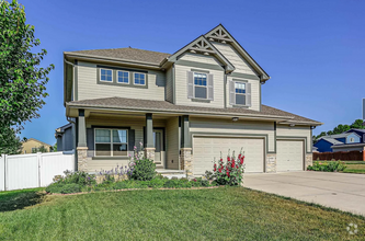 Building Photo - 5 Bedroom in Falcon Ridge!!