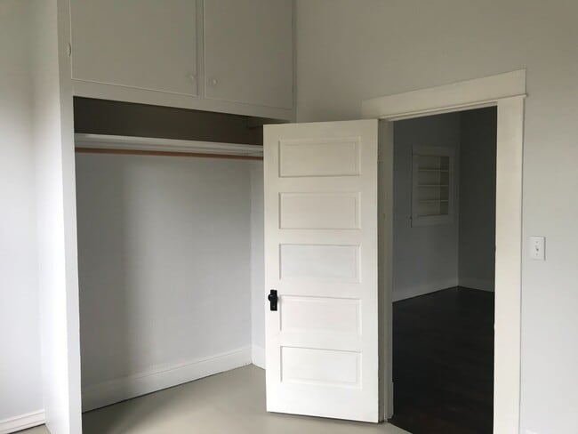 Building Photo - Available Now - 2bed, 1 bath house