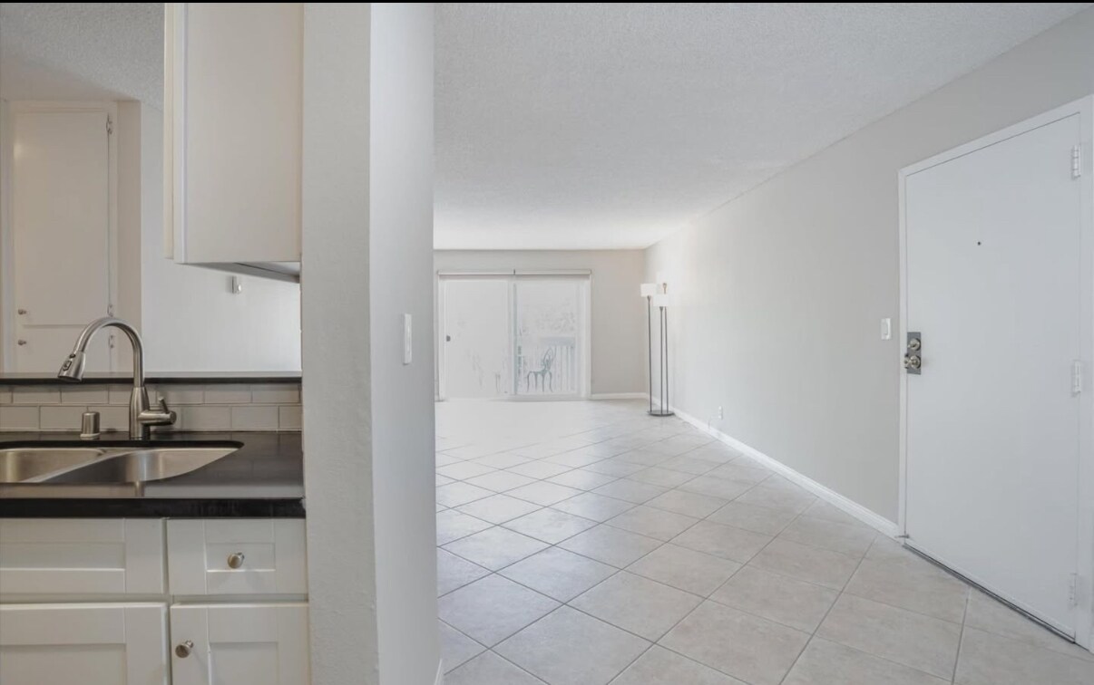 Building Photo - 8577 Rugby Dr