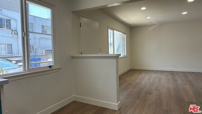 Building Photo - 517 S Kenmore Ave