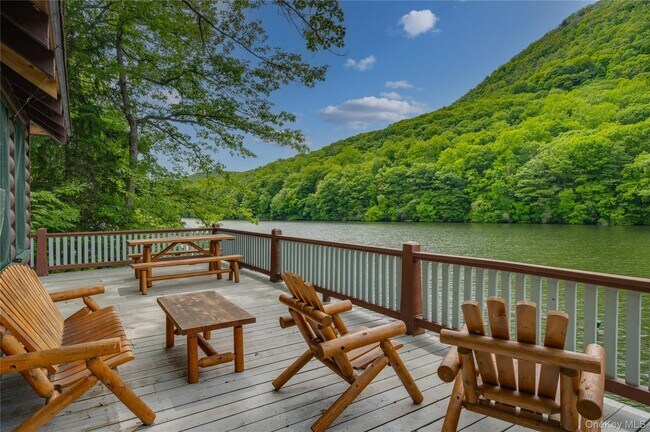 Building Photo - 77 Lake Dr