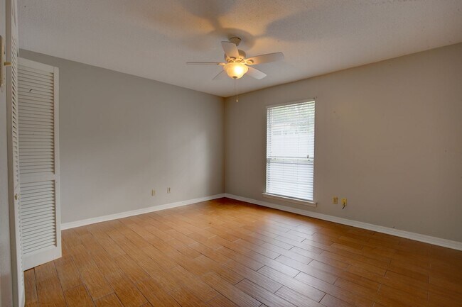 Building Photo - Two Bedroom Condo near downtown Fairhope!
