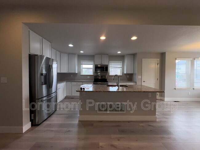 Building Photo - 1303 S Oak Ct.