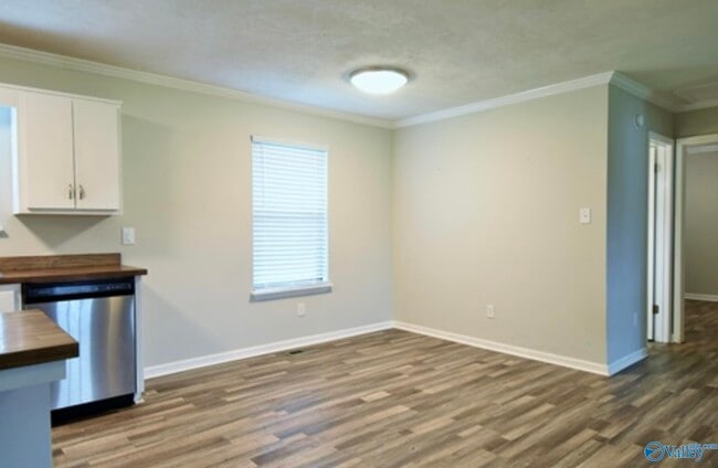Building Photo - 2020 Ridge Crest Dr
