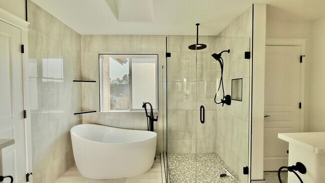 Building Photo - **$1000 OFF FIRST FULL MONTHS RENT**  Gorg...