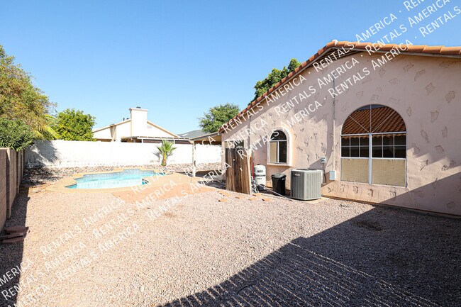 Building Photo - 1105 N Quail