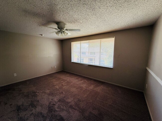 Building Photo - Charming 3 bedroom 1.5 bath condo for rent