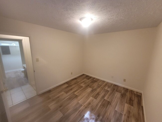 Building Photo - 2 bedroom Ground Floor!