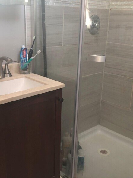 Building Photo - 2245 W Shakespeare Ave