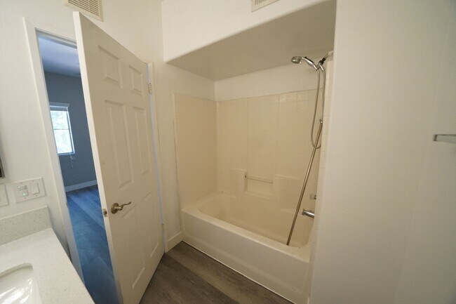 Building Photo - SHOWINGS AVAILABLE NOW