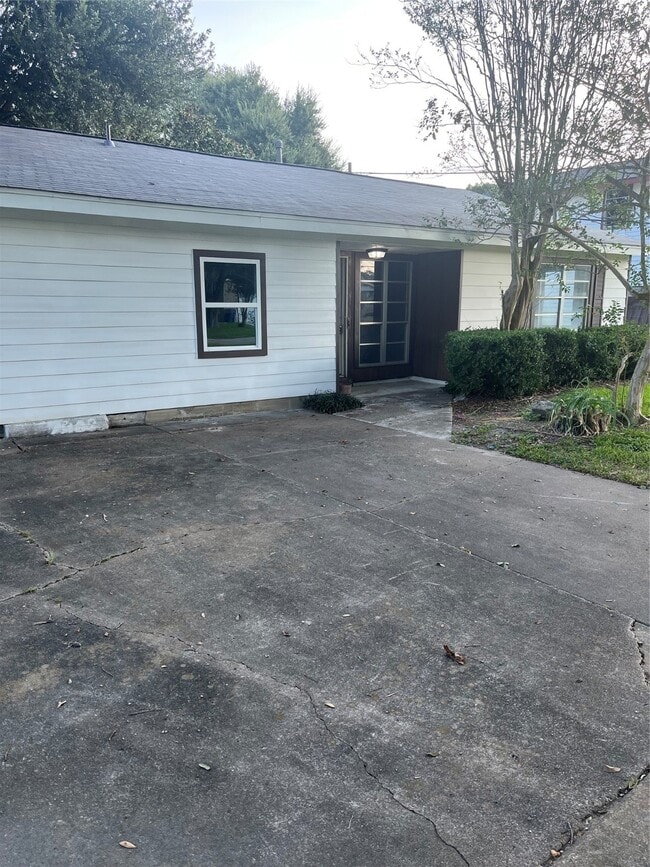 Building Photo - 7202 Carver Ave