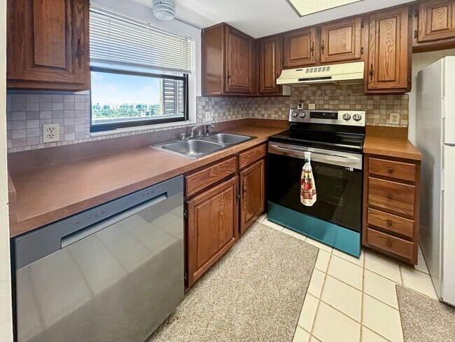 Building Photo - Waterfront Furnished 1 Bed, 1.5 Bath at Chateau Towers – 9th Floor with Balcony
