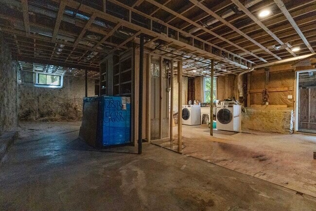 Building Photo - 161 Highland Ave