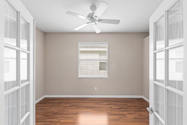 Building Photo - 800 Crestwood Dr