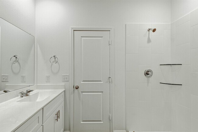 Building Photo - 25821 Hedgerow Dr