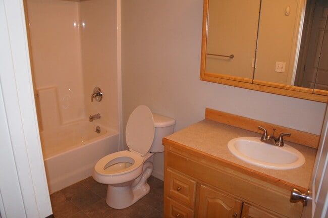 Building Photo - Beautiful ranch style home w/ 3 bd, 2 baths.