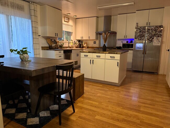 Building Photo - 3136 Hoen Ave