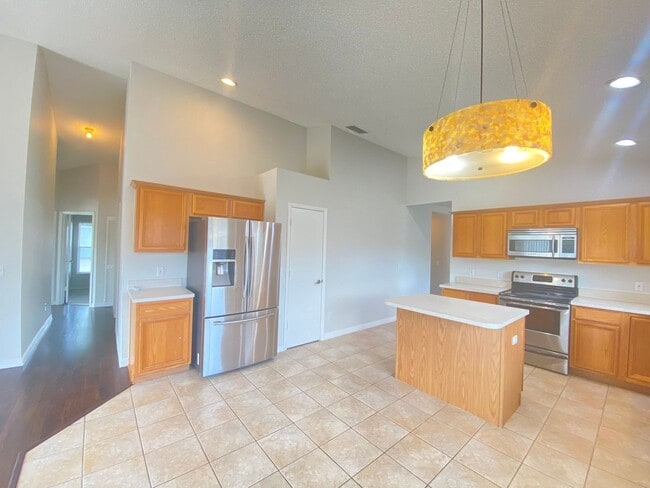 Building Photo - Lake Mary!  Ready to Move in!! Spacious 4/...